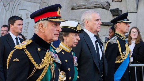 Pogreb Elizabete II: Zakaj princ Andrew in princ Harry ne smeta nositi vojaških uniform