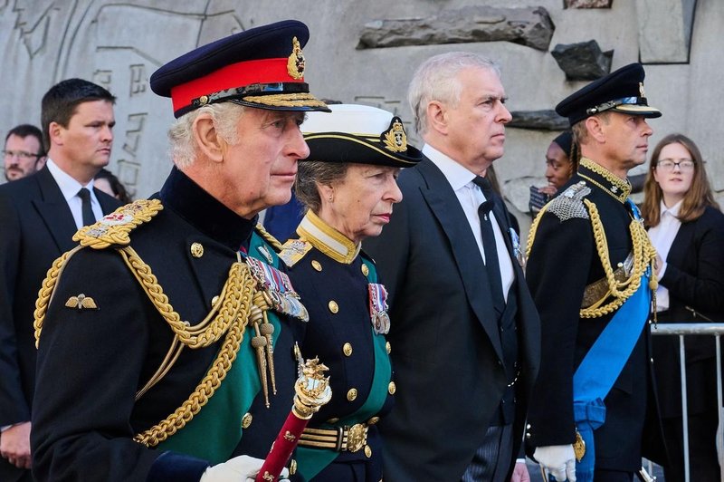 Pogreb Elizabete II: Zakaj princ Andrew in princ Harry ne smeta nositi vojaških uniform (foto: Profimedia)