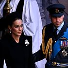 Valižanska princesa Kate je s svojim videzom v sprevodu kraljičine krste počastila tako princeso Diano kot kraljico Elizabeto II