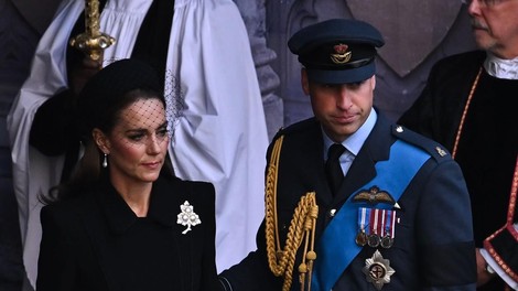 Valižanska princesa Kate je s svojim videzom v sprevodu kraljičine krste počastila tako princeso Diano kot kraljico Elizabeto II