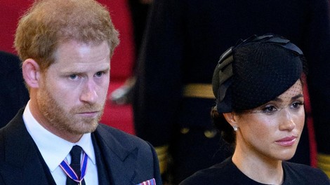 Princ Harry in Meghan Markle sta bila degradirana na uradni kraljevi spletni strani