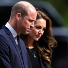 Princ William in princesa Kate odpotovala v Sandringham, kjer sta obiskala spominska obeležja za kraljico