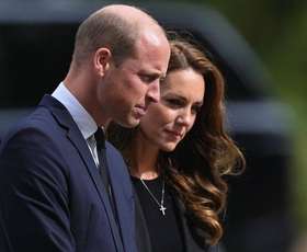 Princ William in princesa Kate odpotovala v Sandringham, kjer sta obiskala spominska obeležja za kraljico