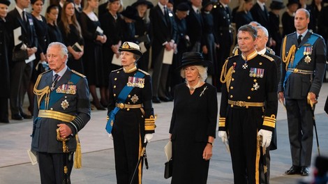 Obleka kraljeve družine za pogreb kraljice Elizabete: Kralj Charles III razglasil obdobje kraljevega žalovanja, za katerega veljajo stroga pravila