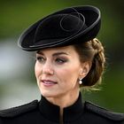 Princ William in Kate Middleton sta se pred kraljičinim pogrebom srečala z vojaki