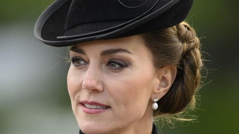 Princ William in Kate Middleton sta se pred kraljičinim pogrebom srečala z vojaki