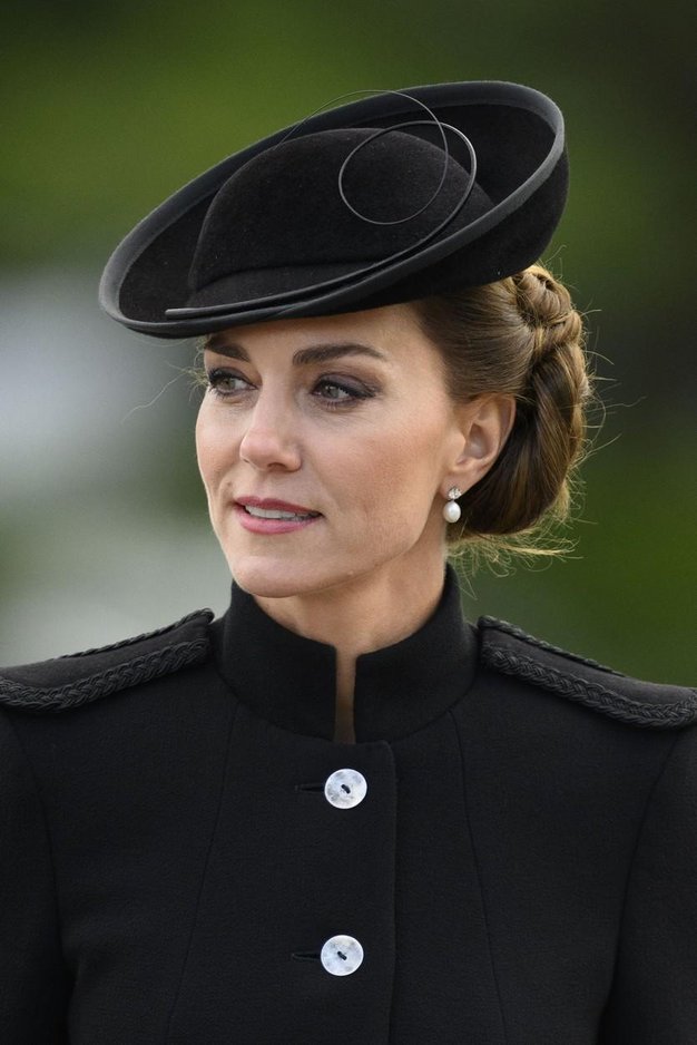 Princ William in Kate Middleton sta se pred kraljičinim pogrebom srečala z vojaki - Foto: Profimedia