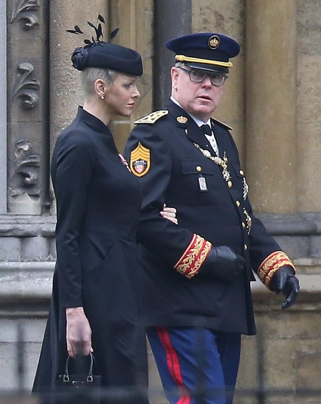 Svetovni monarhi žalujejo za kraljico: Monaška princesa Charlene in monaški princ Albert na pogrebu kraljice Elizabete II - Foto: Profimedia