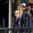 Princ George in princesa Charlotte prevzela ključno vlogo na kraljičinem pogrebu