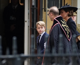 Princ George in princesa Charlotte prevzela ključno vlogo na kraljičinem pogrebu