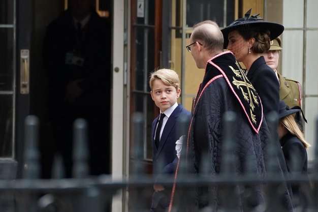 Princ George in princesa Charlotte prevzela ključno vlogo na kraljičinem pogrebu - Foto: Profimedia