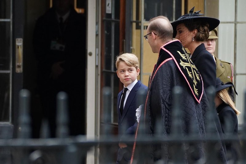 Princ George in princesa Charlotte prevzela ključno vlogo na kraljičinem pogrebu (foto: Profimedia)