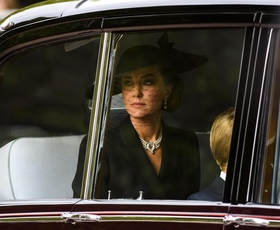 Valižanska princesa Kate se je na kraljičinem državnem pogrebu poklonila s sentimentalnimi biseri