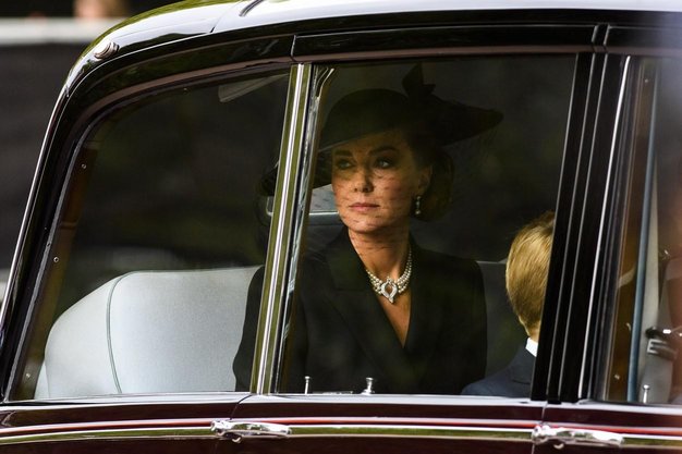 Valižanska princesa Kate se je na kraljičinem državnem pogrebu poklonila s sentimentalnimi biseri - Foto: Profimedia