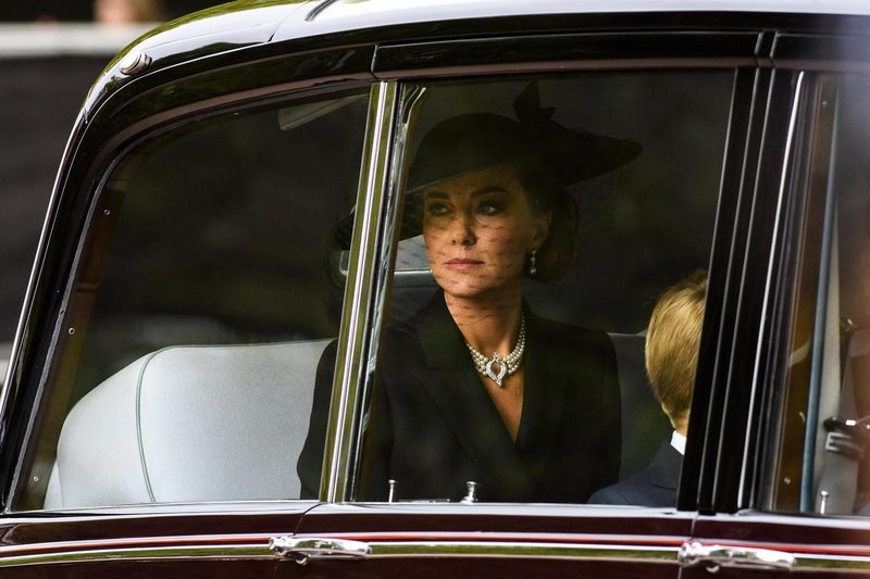 Valižanska princesa Kate se je na kraljičinem državnem pogrebu poklonila s sentimentalnimi biseri (foto: Profimedia)