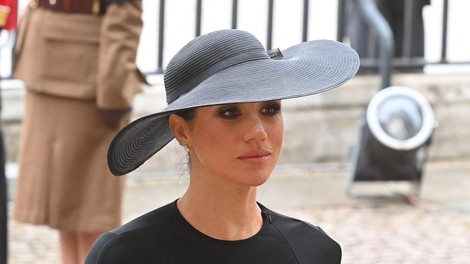 Vojvodinja Meghan Markle na državnem pogrebu kraljice Elizabete II. nosila biserne uhane, ki ji jih je podarila monarhinja