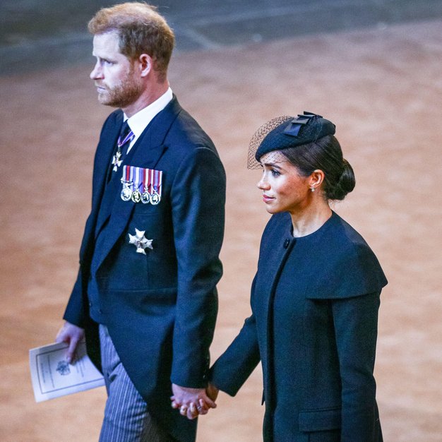 Meghan Markle je pred vrnitvijo v Kalifornijo po kraljičinem pogrebu "zahtevala individualno srečanje s kraljem Charlesom" - Foto: Profimedia