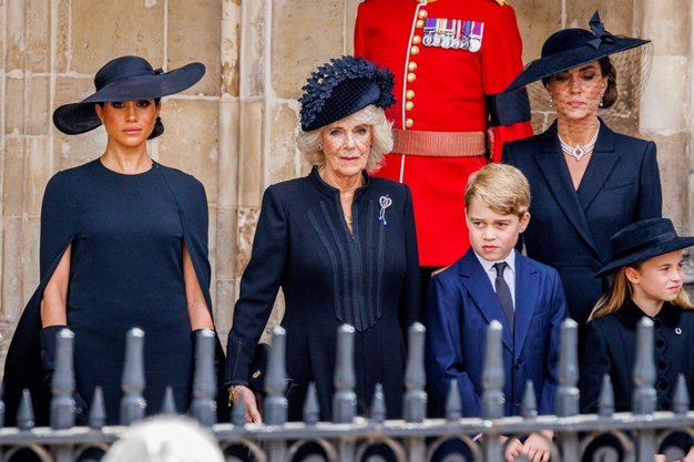 Vojvodinja Meghan Markle je na kraljičinem pogrebu nosila posebno obleko, ki jo povezuje z monarhinjo - Foto: Profimedia
