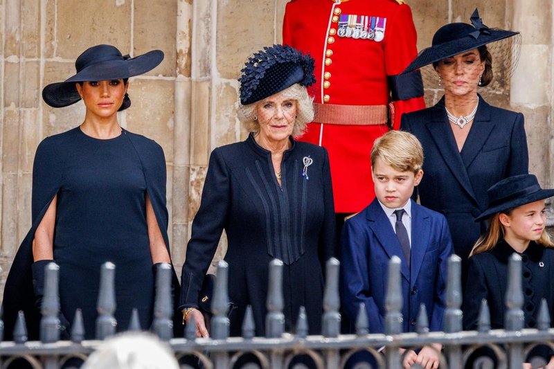 Vojvodinja Meghan Markle je na kraljičinem pogrebu nosila posebno obleko, ki jo povezuje z monarhinjo (foto: Profimedia)