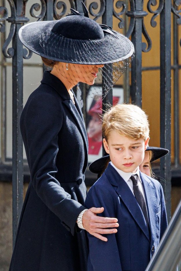 Zakaj je princ George na kraljičinem pogrebu namesto črne obleke nosil mornarsko modro - Foto: Profimedia