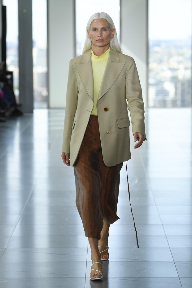 Rejina Pyo v Londonu navdušila s serijo oblačil za ambiciozne ženske