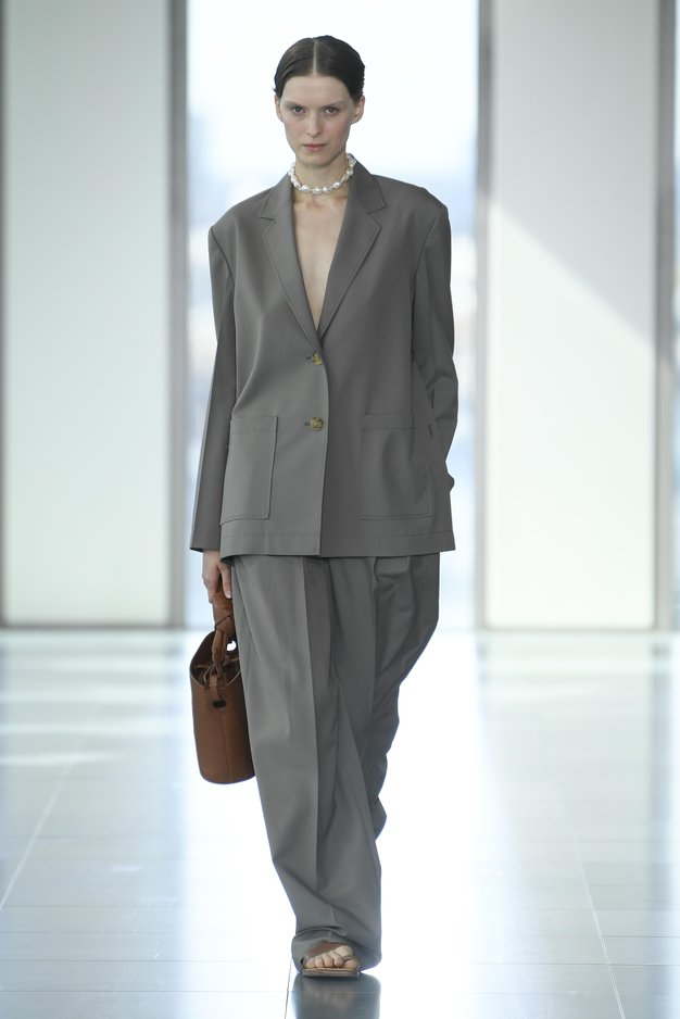 Rejina Pyo v Londonu navdušila s serijo oblačil za ambiciozne ženske