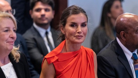 Kraljica Letizia Ortiz blestela v živo oranžni Zarini obleki