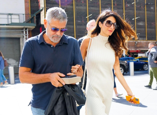 Amal je za dan, ki ga je preživela v New Yorku s svojim možem Georgeem Clooneyjem, nosila bež rebrasto obleko …
