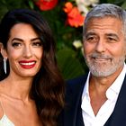 Amal Clooney osupljiva v rdečem čipkastem pajacu