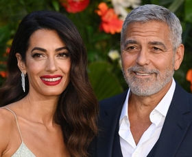 Amal Clooney priložnostno elegantna v pleteni obleki bež barve