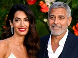 Amal Clooney priložnostno elegantna v pleteni obleki bež barve
