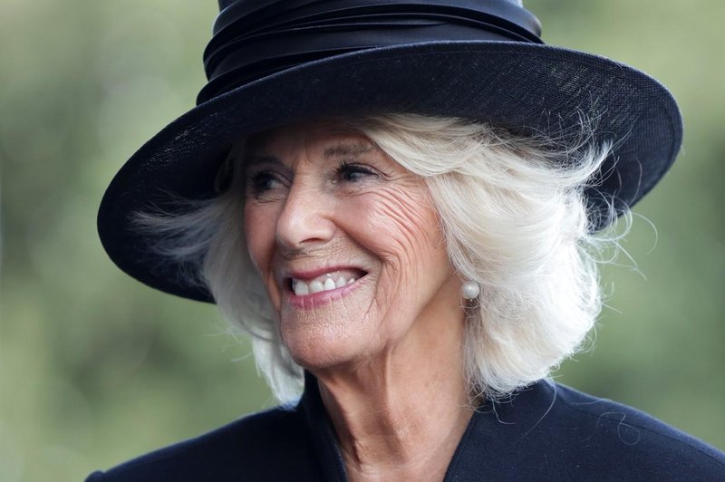 Kraljica Camilla na novo odkritih fotografijah posnemala ikonično “maščevalno obleko” princese Diane
