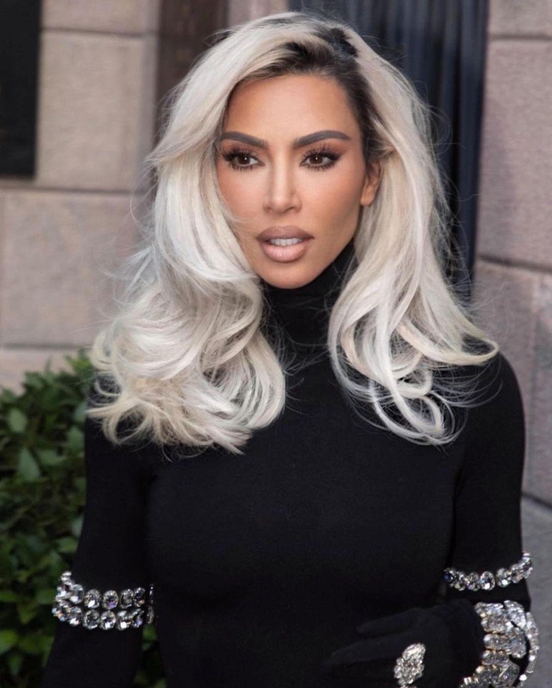Kim Kardashian je prevzela trende hlač v skladu s stilsko taktirko Demne, umetniškega direktorja Balenciage. Zdi se, da jo je …