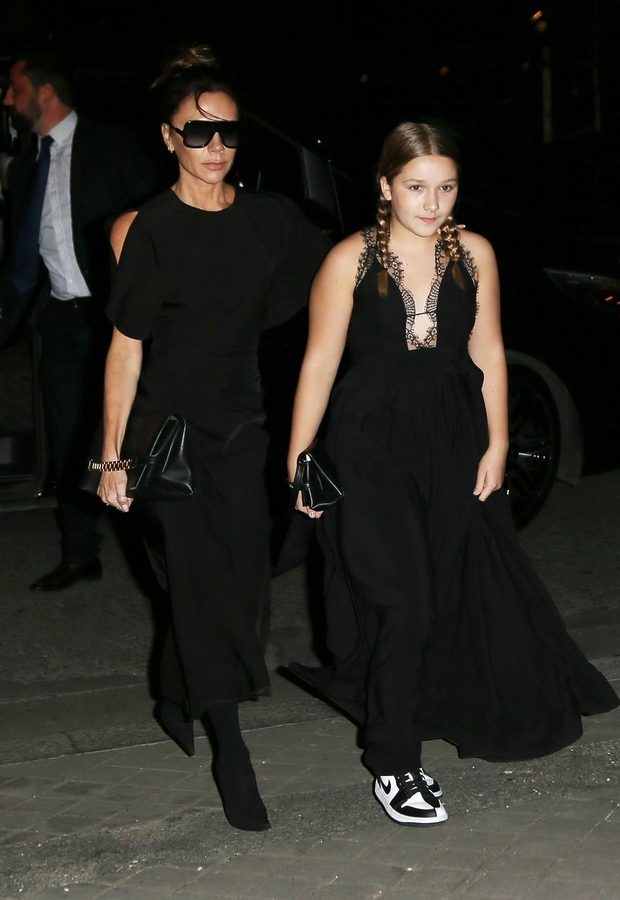 Victorio je spremljala hčerka Harper Beckham, obe sta bili oblečeni v črno. Če za stilistko to ni nič novega, je …