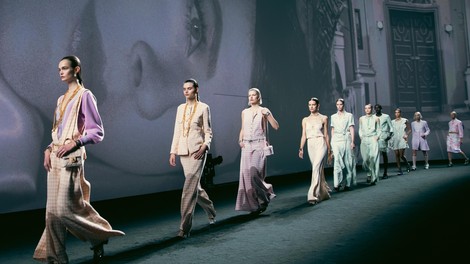 Chanel se je s pomladno kolekcijo poklonil Kristen Stewart: Za pomlad 2023 stavi na udobne silhuete in lahkotne plasti