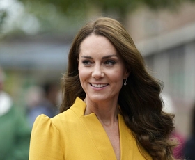 Princesa Kate Middleton sijala v plisirani rumeni obleki med obiskom porodnišnice