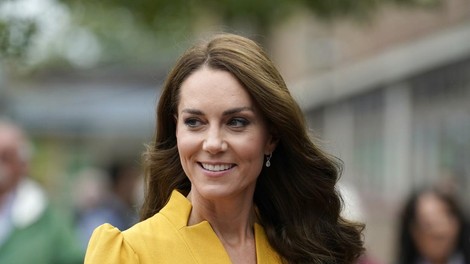 Princesa Kate Middleton sijala v plisirani rumeni obleki med obiskom porodnišnice
