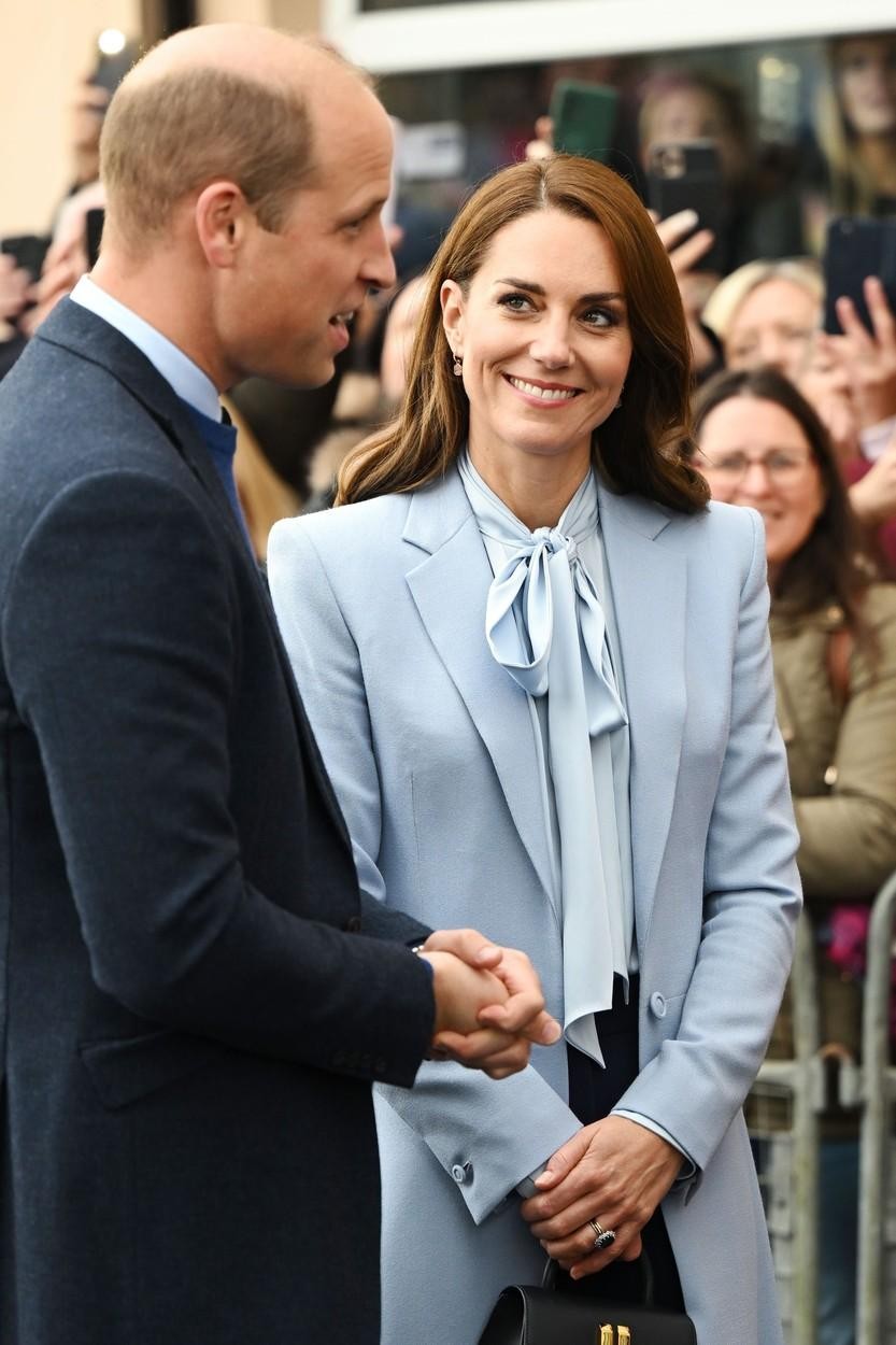 Princesa Kate in princ William sta včeraj zjutraj nepričakovano obiskala Severno Irsko, kjer sta obiskala različne dobrodelne organizacije in skupnostne …