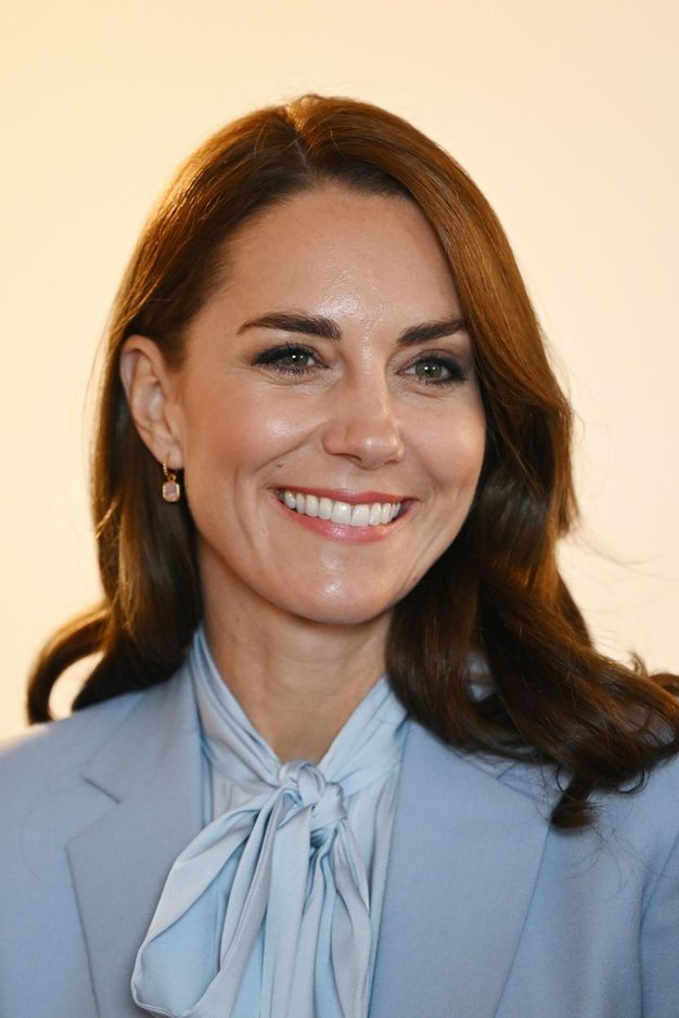 Kate Middleton se je včeraj oblekla kot profesionalna princeska, saj je moder plašč in bluzo s pentljo kombinirala z mornarsko …