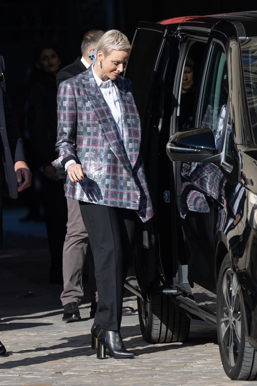 Če se sprašujete, kako kombinirati belo srajco, vam bo njen videz v prvi vrsti na modni reviji Louis Vuitton ponudil …