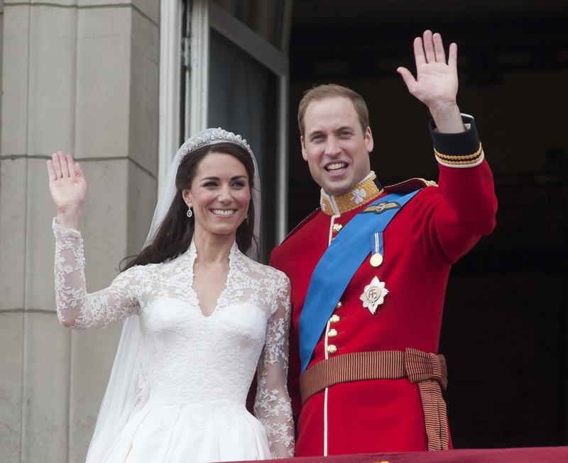 Ste vedeli, da je Kate Middleton nosila dve poročni obleki? Redko videne fotografije druge obleke so nova viralna uspešnica (foto: Profimedia)