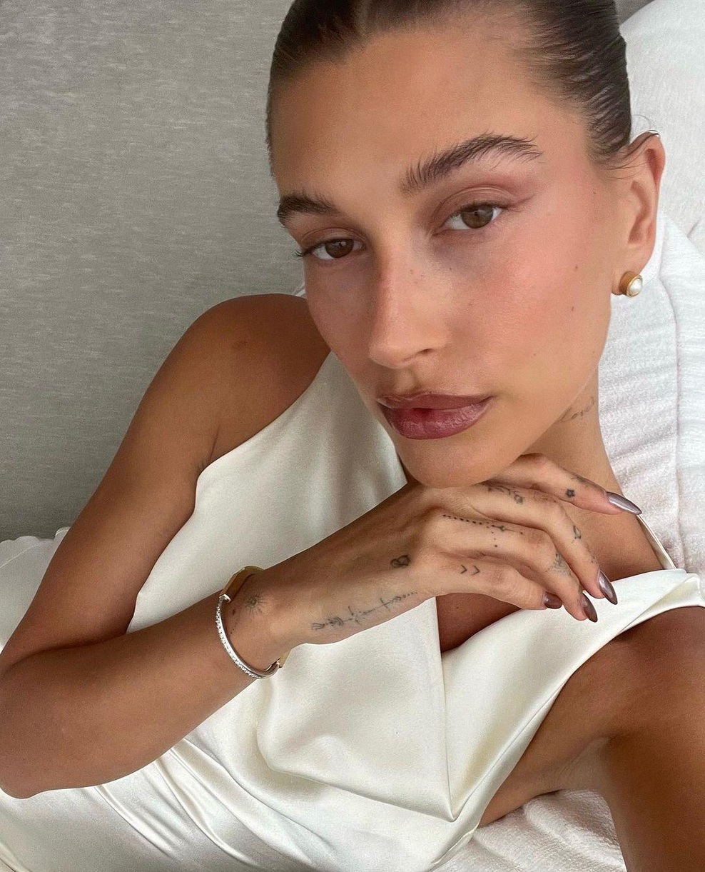 Manikira »Glazed Donut« Hailey Bieber je dobila novo jesensko različico: Čokoladno svetleči odtenek nosijo že vse modne navdušenke (foto: Profimedia)