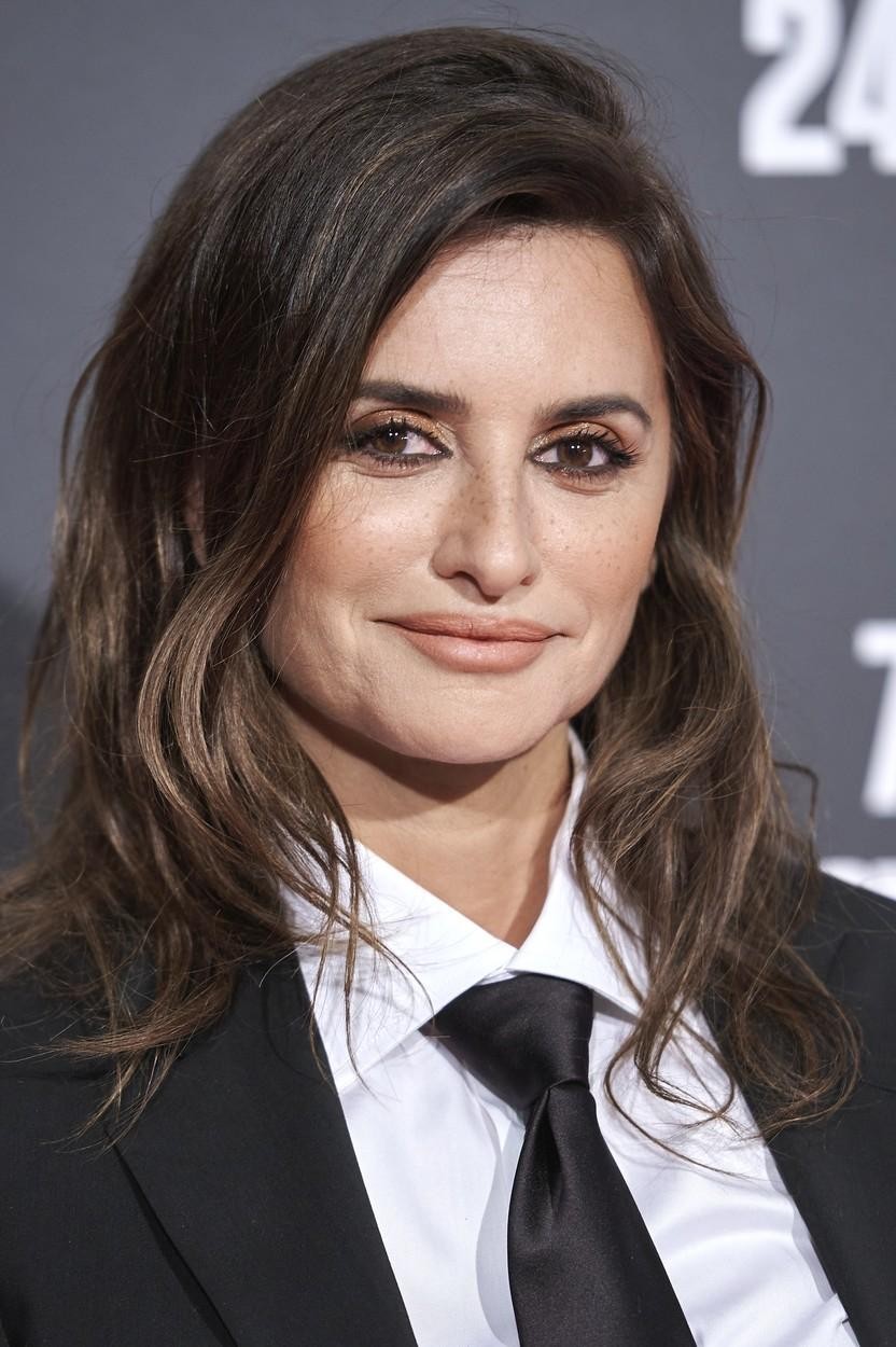 Priložnost? Madridska premiera filma Ferrari. Glavna zvezda? Penélope Cruz in z igralkinim dovoljenjem nepričakovana roza kapa, ki je bila nedvomno …