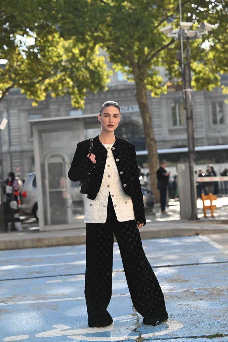 Zarin suknjič s srčastim izrezom v francoskem slogu obljublja, da bo nova obsedenost klasično elegantnih žensk (foto: Profimedia)