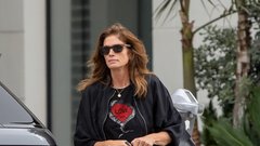 Cindy Crawford že od leta 2010 prisega na ta laskavi trend kavbojk, ki so ta hip v modi bolj kot kdajkoli prej