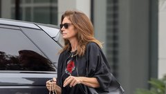 Cindy Crawford že od leta 2010 prisega na ta laskavi trend kavbojk, ki so ta hip v modi bolj kot kdajkoli prej