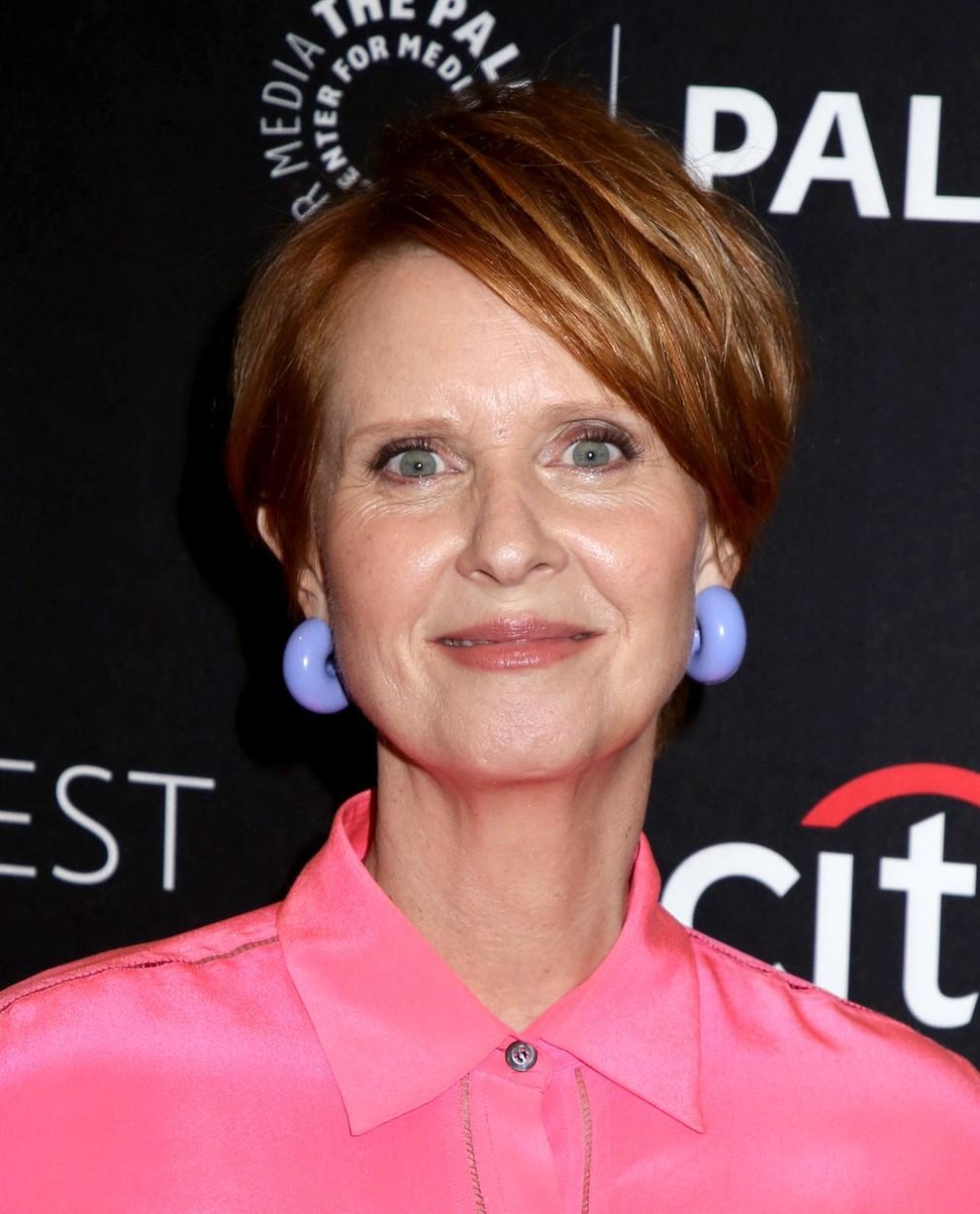 Cynthia Nixon, zvesta svojemu elegantnemu in prefinjenemu slogu, nas znova preseneča z barvnim videzom, ki ga nadgrajujejo oblačila v modnih …