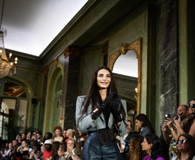 Newyorška modna znamke Mon Âme na pariškem tednu mode predstavila razkošno in prefinjeno kolekcijo za sodobno žensko