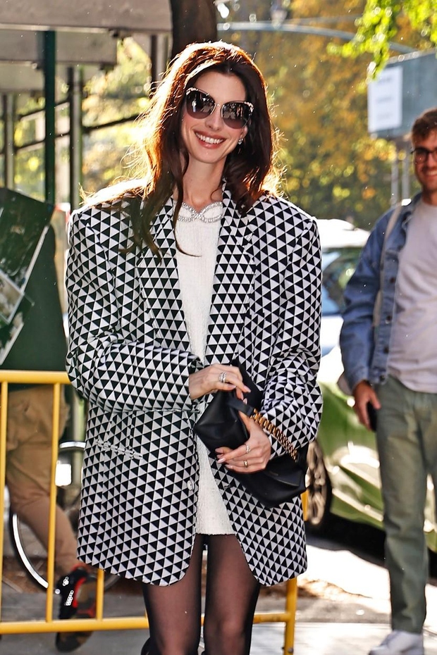 Široki blazerji so bili velik trend na modnih pistah jesen/zima 2022, kjer smo jih videli na revijah Louis Vuitton, Balenciaga …