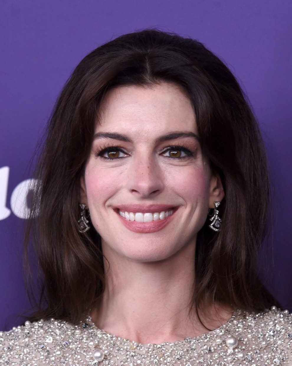 Anne Hathaway je pri 39 letih bolj kot kdaj koli prej na vrhu modnega sveta. Zdi se, da se izjemno …